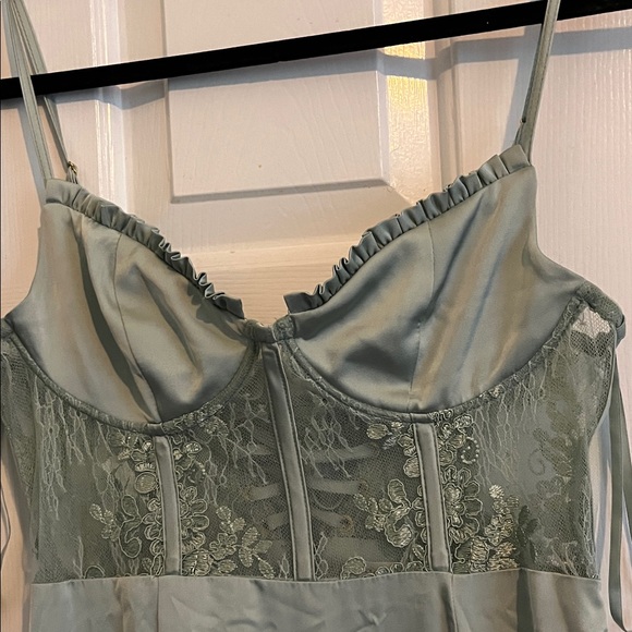 Elegant Green Ruff Dress ltar State layered ruffles from hips to end of maxi - Picture 3 of 11